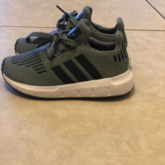 Toddler Adidas size 7k - Picture 2 of 3